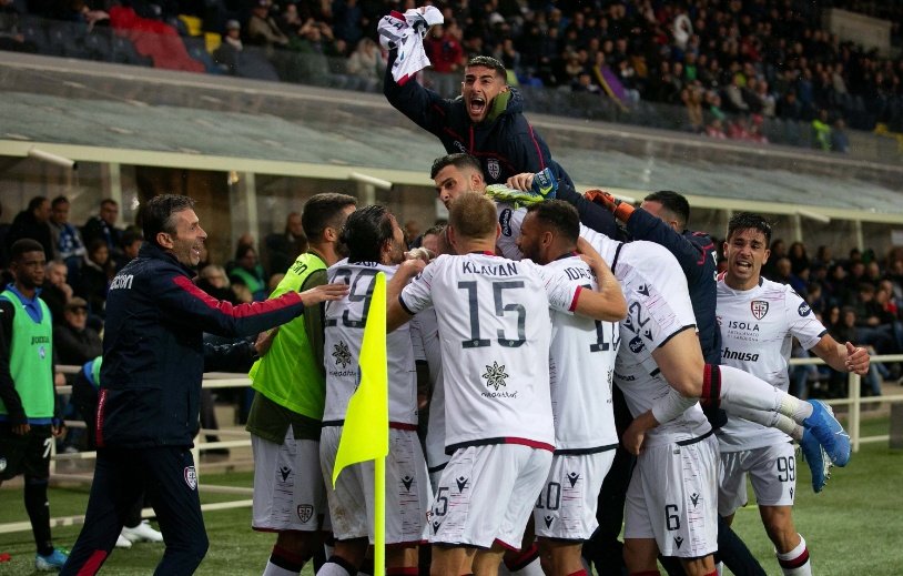 Los jugadores del Cagliari celebran un tanto anotado ante el Atalanta en la Serie A 2019-20. CagliariCalcio