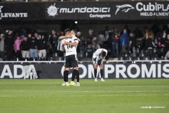 El Cartagena aprovechó dos zarpazos en 3 minutos ante el Real Oviedo para sacar la cabeza de la zona de descenso (2-1). Los asturianos tuvieron que jugar todo el segundo tiempo con un futbolista menos por la expulsión de Santiago Homenchenko.