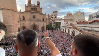 La Plaza Mayor se quedó pequeña para festejar el ascenso a Segunda División del CD Castellón, ya que miles de seguidores 'orelluts' abarrotaban el corazón de la ciudad y los aledaños para celebrara este éxito con su equipo.