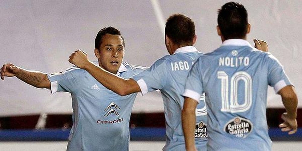 Nolito va a felicitar a Orellana tras un gol de éste, junto a Iago Aspas. Twitter
