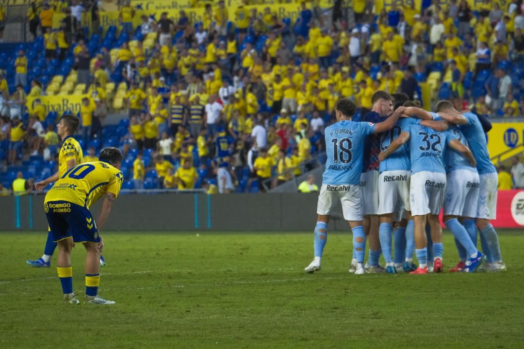 Los jugadores del Celta celebran la victoria en Las Palmas