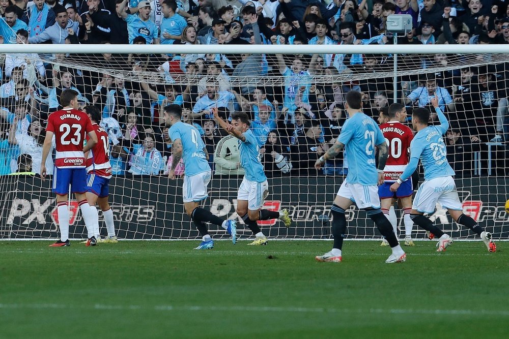 Larsen estrenó el marcador con un precioso gol de tacón. EFE