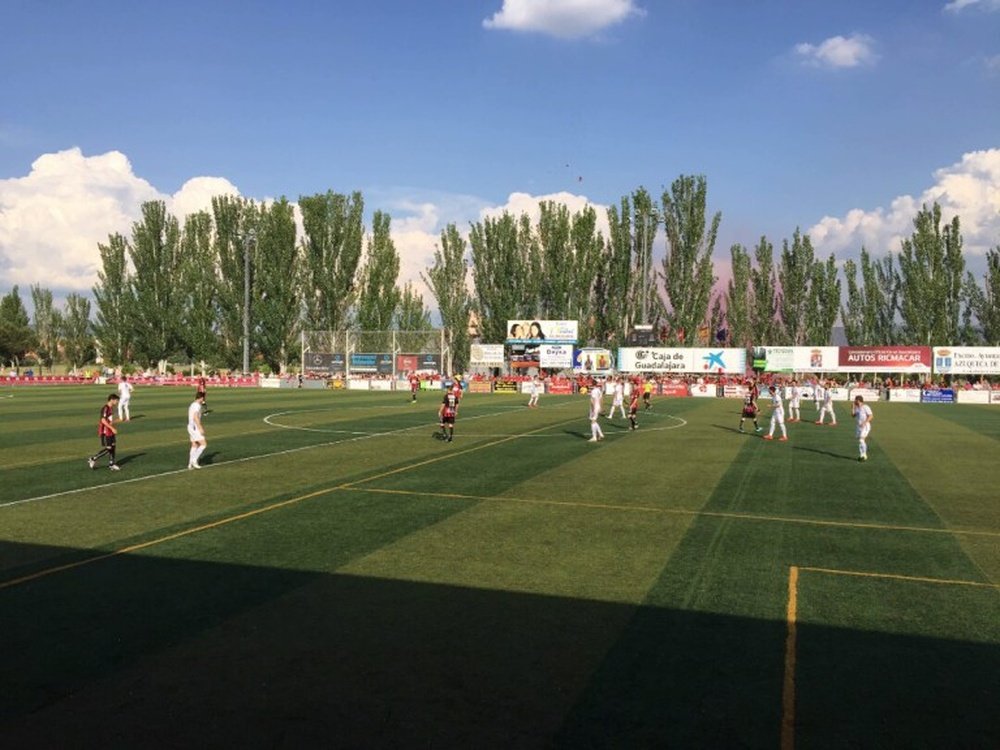 Los jugadores del Cerceda y el Azuqueca disputan el partido de ida de las semifinales del play off de ascenso a Segunda B. CCDCerceda