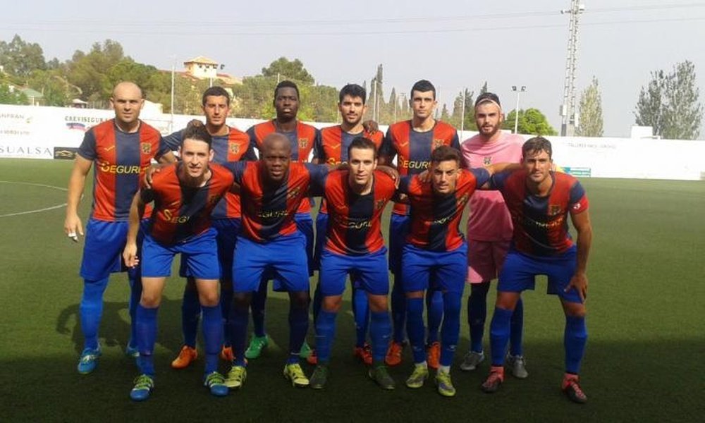 Los jugadores del Club Deportivo Almoradí posan en la foto del once titular del equipo. LaPreferente