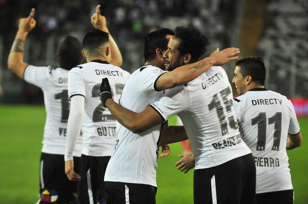 Los jugadores del Colo Colo celebran un gol. AtonChile.