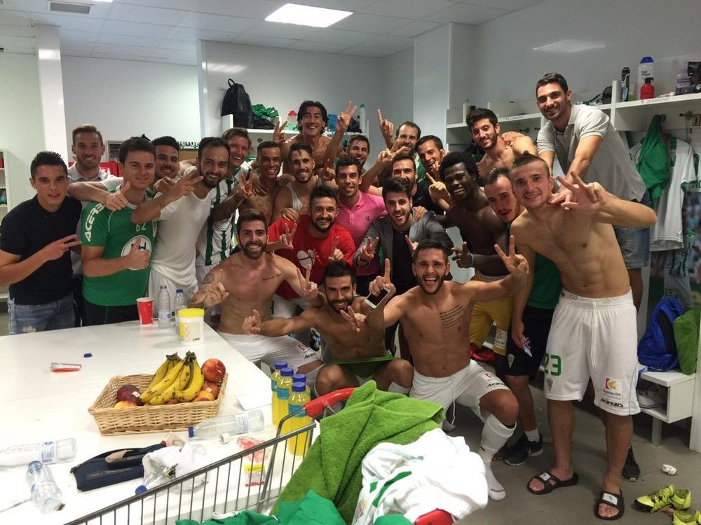 Los jugadores del Córdoba celebran en los vestuarios su victoria ante la Ponferradina. Twitter