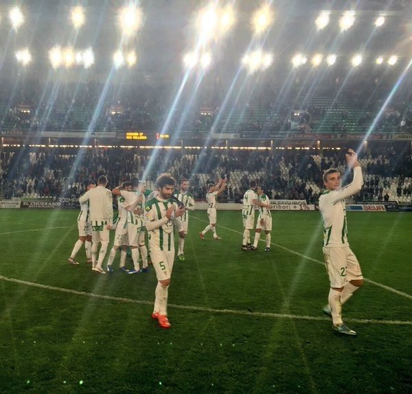 Los jugadores del Córdoba celebrando el triunfo ante el Mallorca. Twitter