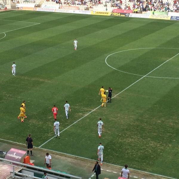 Los jugadores del Córdoba y el Alcorcón saltan al Arcángel para disputar la segunda parte del encuentro. Twitter
