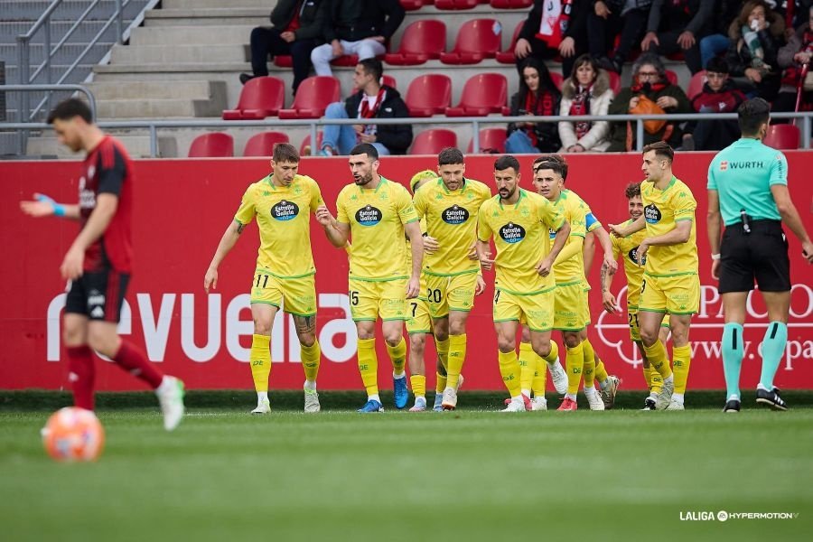 Mirandés y Deportivo firmaron unas entretenidas tablas en Anduva (2-2). El reparto de puntos dejar un regusto amargo en ambos equipos, con los locales alejándose del ascenso directo y los visitantes haciendo lo propio con el 'play off'.
