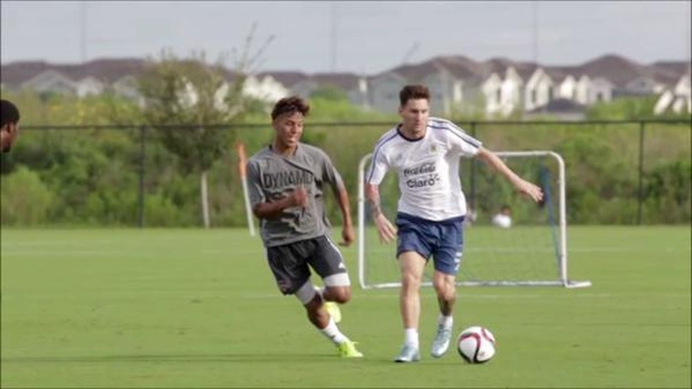Los jugadores del Dynamo Academy, entrenando con Leo Messi. DynamoAcademy