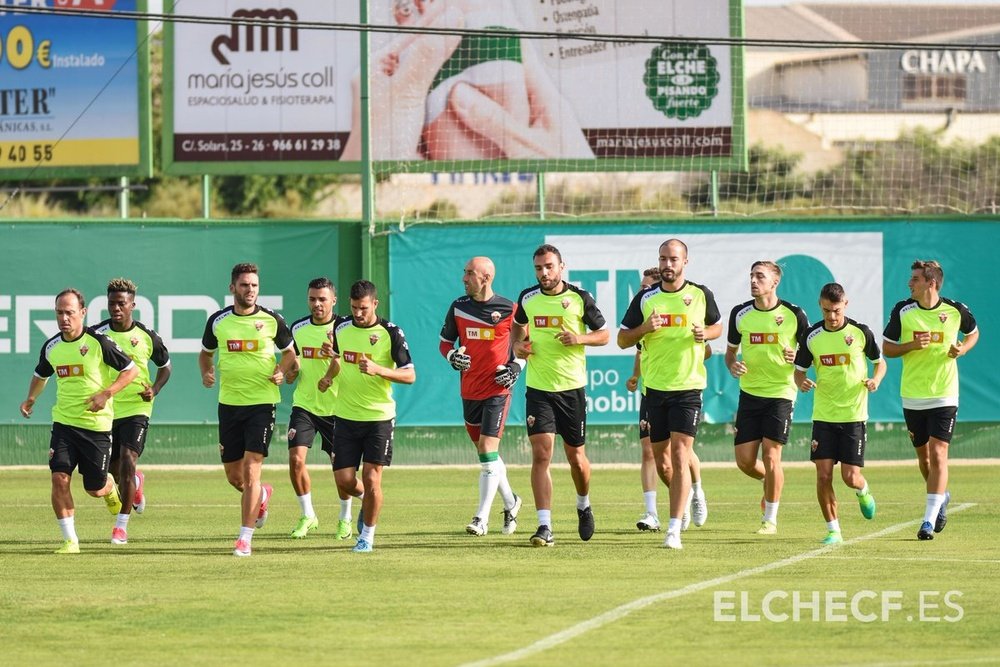 El Elche quiere volver a superar al Badalona. ElcheCF