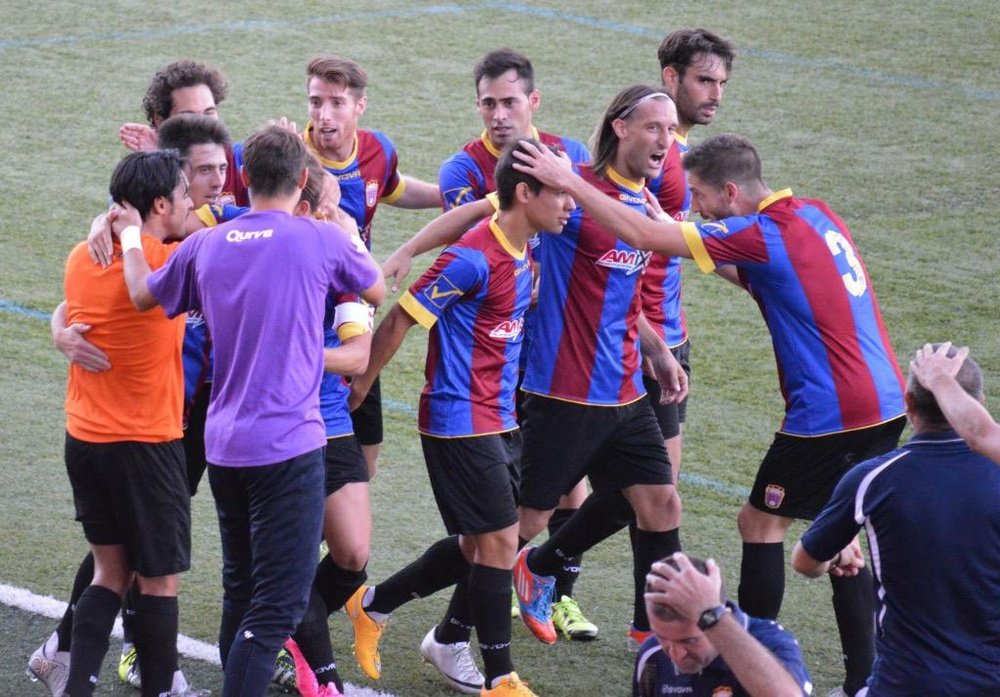 Los jugadores del Eldense celebran un tanto con su banquillo. Twitter