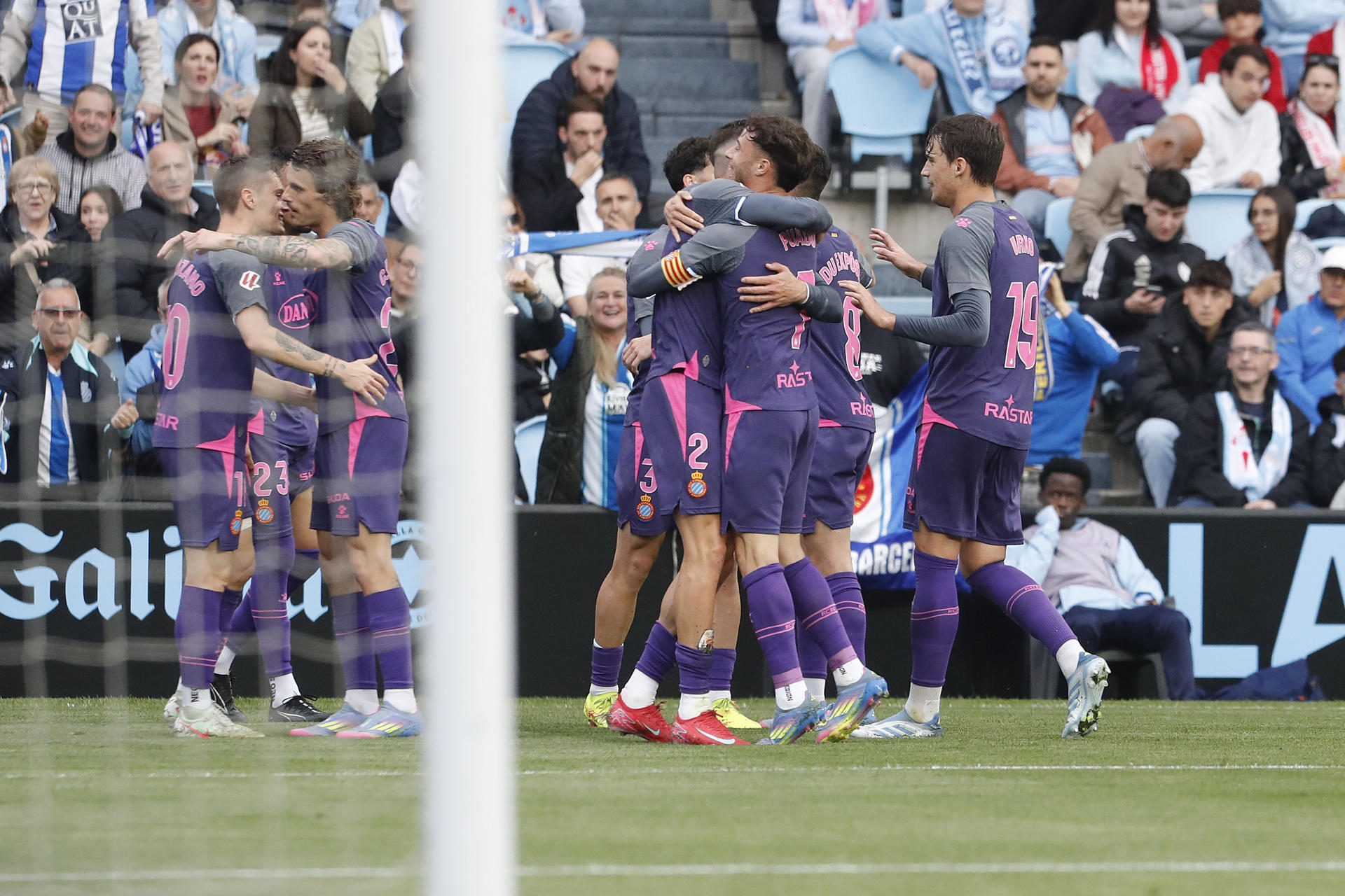 Los jugadores del Espanyol celebran un gol de Roberto en Balaídos
