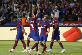 Mené 2-0 à la 80e minute, le FC Barcelone a renversé le Celta Vigo à domicile samedi pour la 6e journée de Liga grâce à un but tardif de João Cancelo et un doublé de Lewandowski, pour prendre la tête du championnat.
