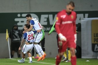 Por una nueva jornada de la Liga Portuguesa, el Oporto venció por 0-2 al Paços de Ferreira en condición de visitante y recuperó la segunda plaza, a sólo un punto del líder Benfica. Mehdi Taremi y Toni Martínez marcaron los goles para el 'Dragao'.