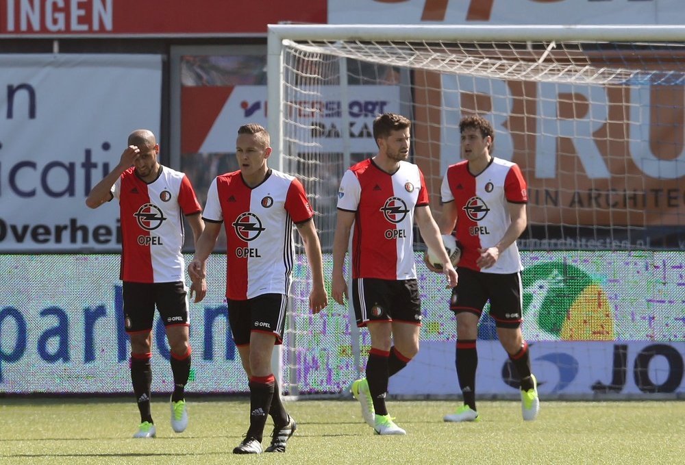Los jugadores del Feyenoord lamentan el empate ante el PEC Zwolle. Feyenoord