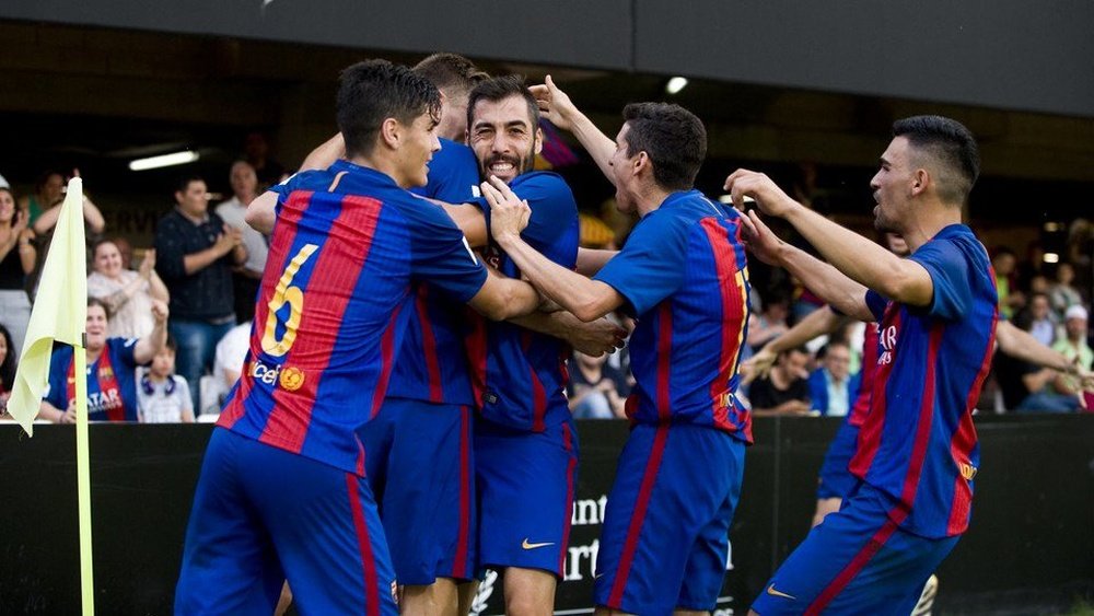 Los jugadores del filial del Barcelona celebran un gol en el play off de ascenso 16-17. FCBarcelona