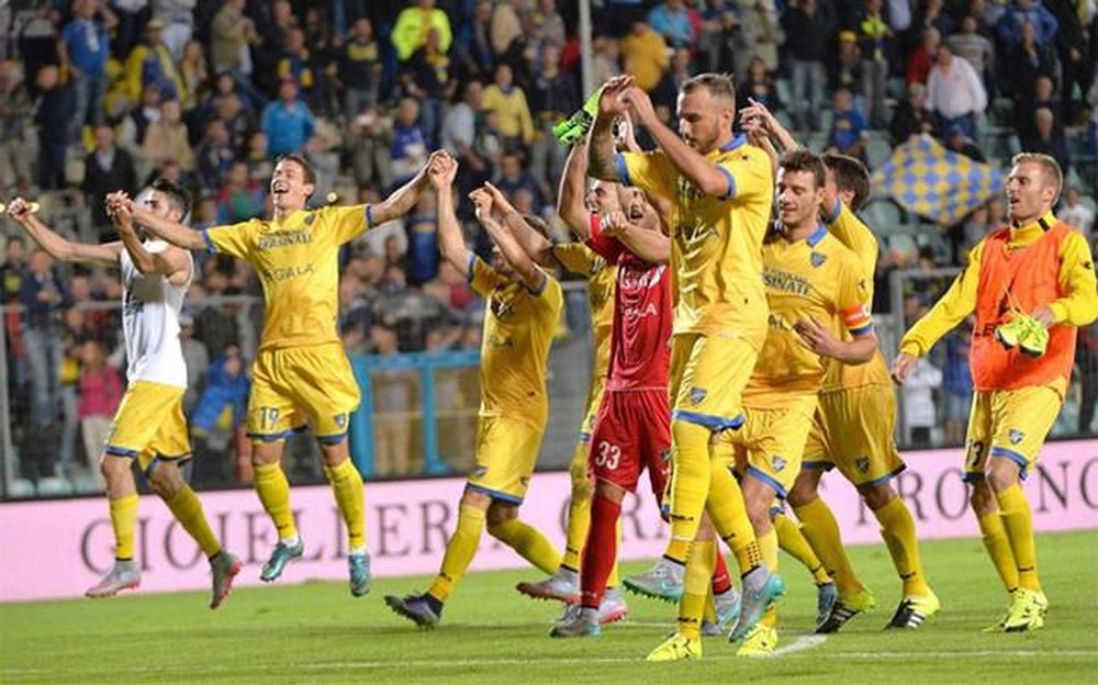 Los jugadores del Frosinone celebran la victoria con su público. Twitter