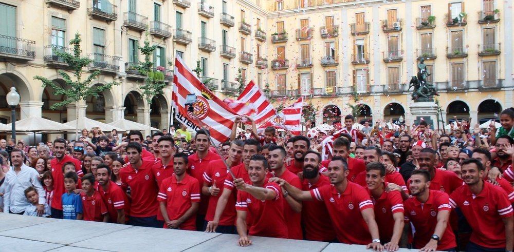 Los jugadores del Girona, haciéndose un 'selfie' junto a su afición. GironaFC