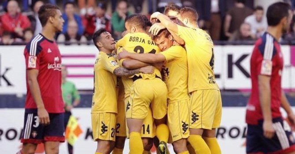 Los jugadores del Girona celebran el tanto de Alcaraz ante el Osasuna. Twitter