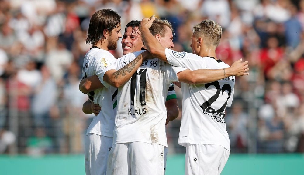Los jugadores del Hannover celebran el triunfo ante el Bonner. Hannover96