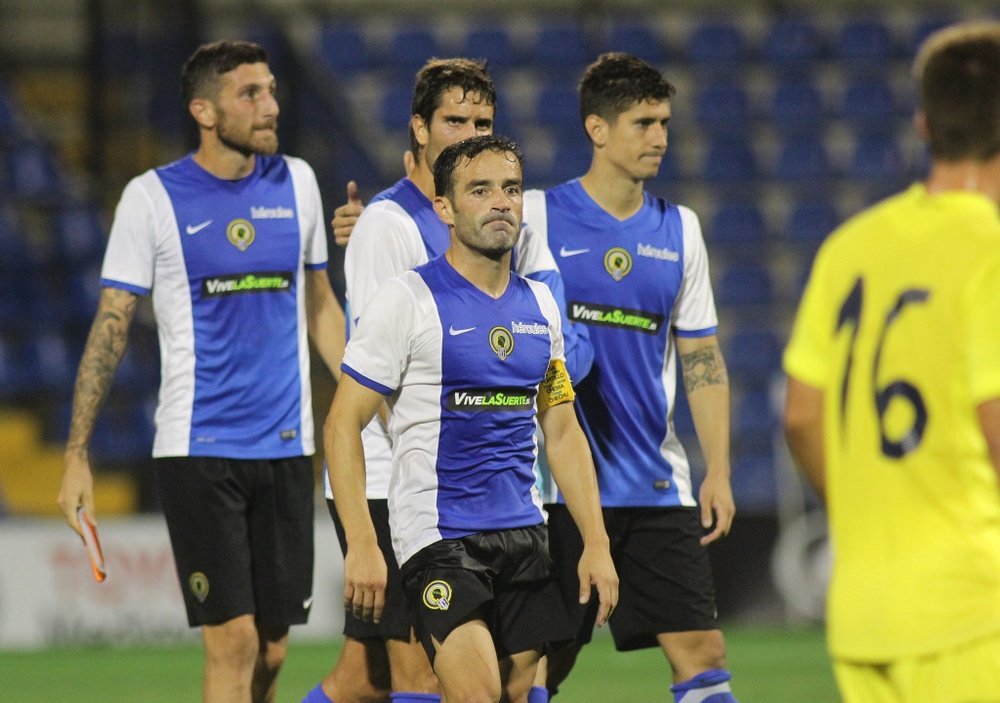 Los jugadores del Hércules, con gesto serio en un partido ante el filial del Villarreal. HerculesDeAlicanteCF