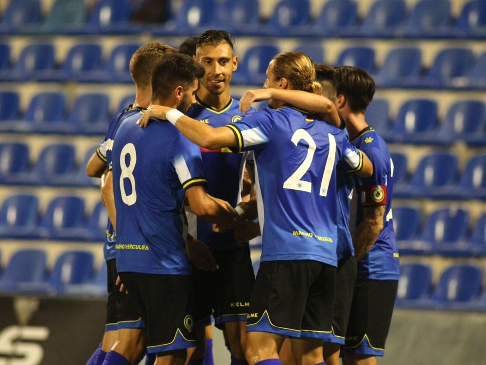 Los jugadores del Hércules celebran el triunfo en el Ciudad de Alicante 2017. CFHércules