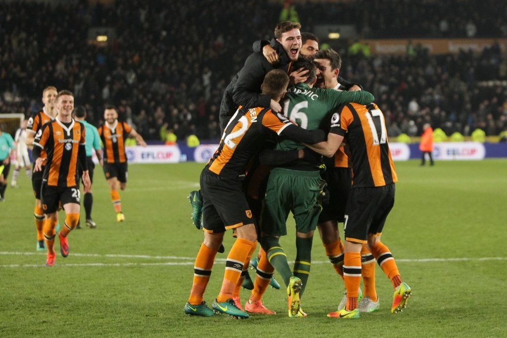 Los jugadores del Hull City celebrando el pase a las semifinales de la EFL Cup tras vencer al Newcastle en la tanda de penaltis. HullCity