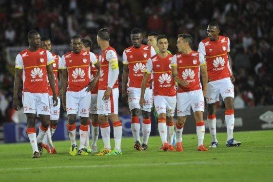 Los jugadores del Independiente de Santa Fe, durante un partido de la Liga Colombiana. Twitter