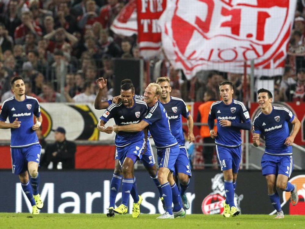 Los jugadores del Ingolstadt felicitan a Matip por el tanto del empate ante el Köln en Colonia. Twitter