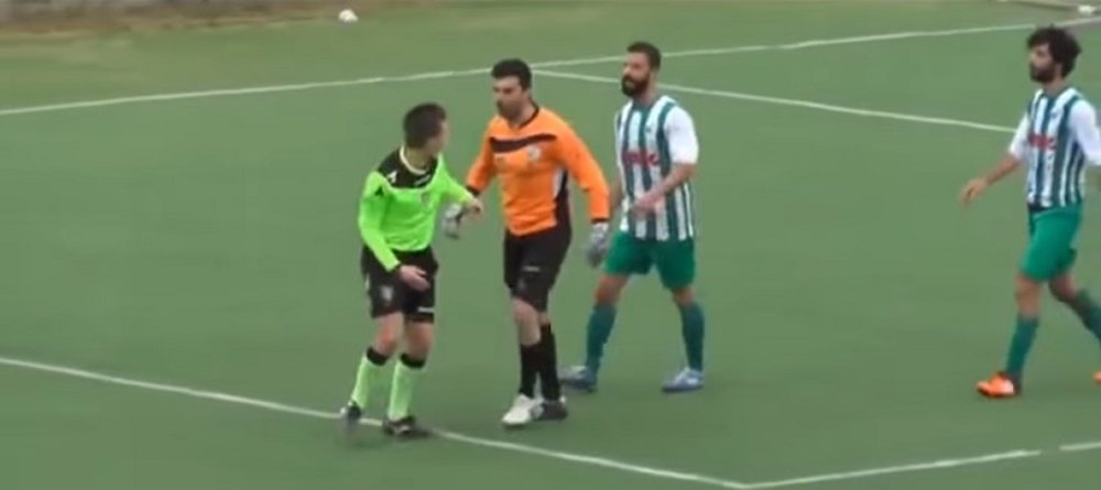 Los jugadores del Isolese agredieron al árbitro por pitar un penalti en el último minuto de la prórroga. YouTube