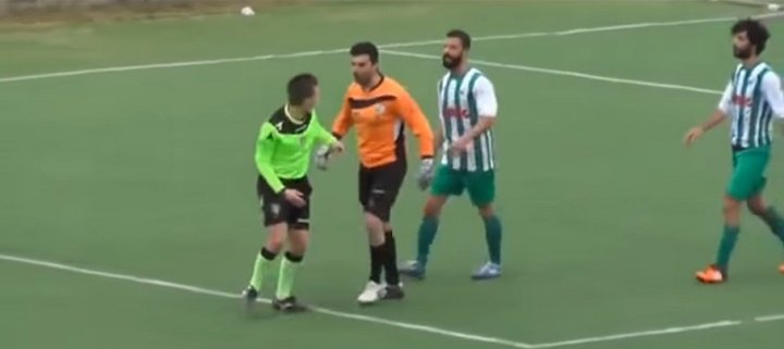 Lamentable agresión a un árbitro en Italia