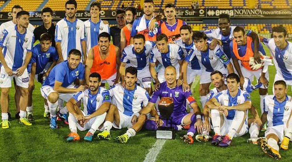 Los jugadores del Leganés posan con el Trofeo Puchero de Alcorcón. Twitter