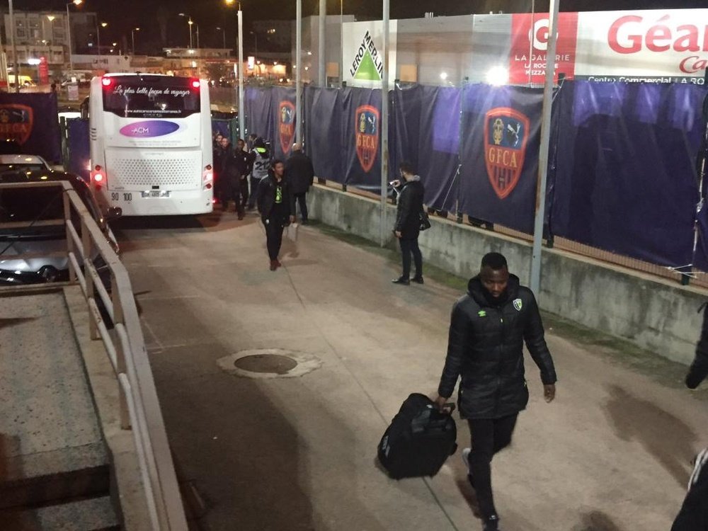 Los jugadores del Ajaccio llegaron con retraso a su campo por una fuga de gas. Twitter/RCLens