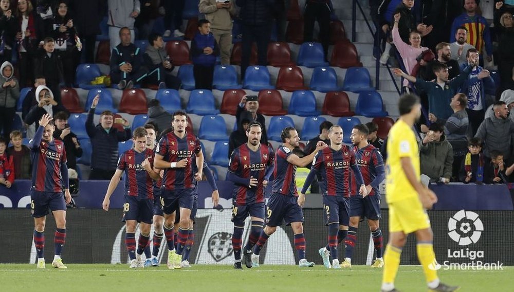 El Levante se enfrenta al Granada en Segunda. LaLiga