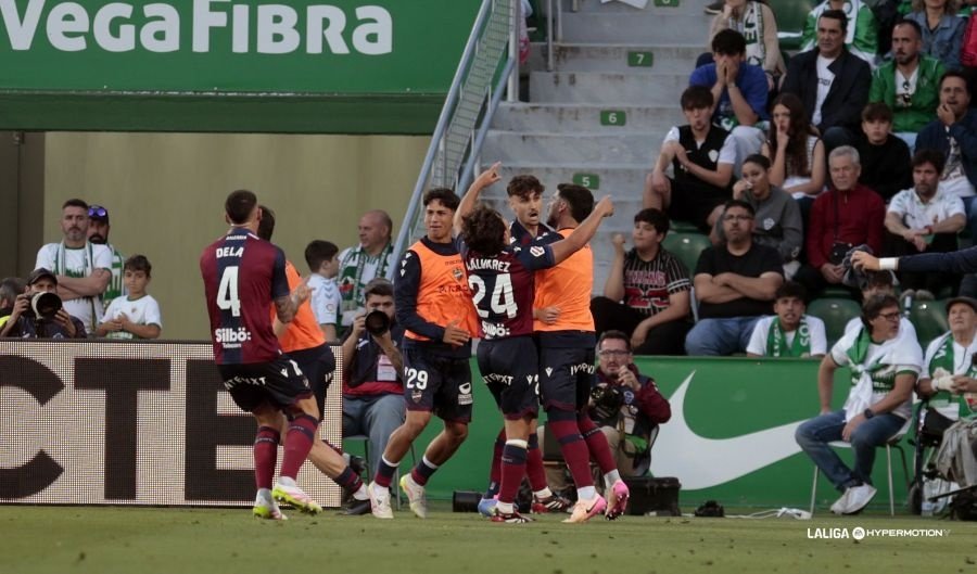 El Levante quema al líder y deja ardiendo el ascenso directo