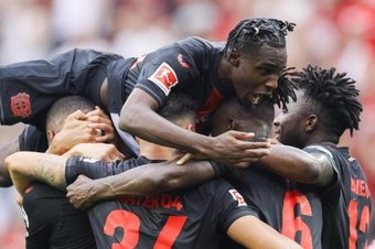 O Bayer Leverkusen estreou-se na Bundesliga 2023-24 com uma vitória sobre o RB Leipzig, campeão da Supercopa Alemã (3-2). A equipe de Xabi Alonso teve um ótimo desempenho e manejou Dani Olmo e seus companheiros.