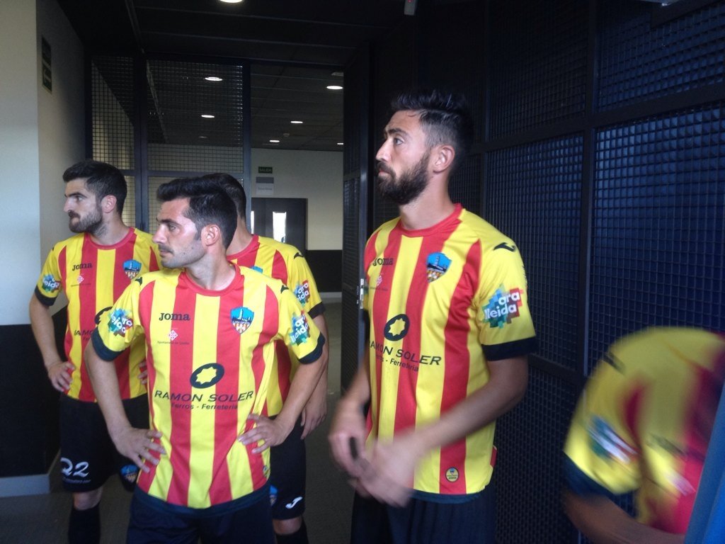 El Lleida quiere jugador con la camiseta cuatribarrada. LleidaEsportiu