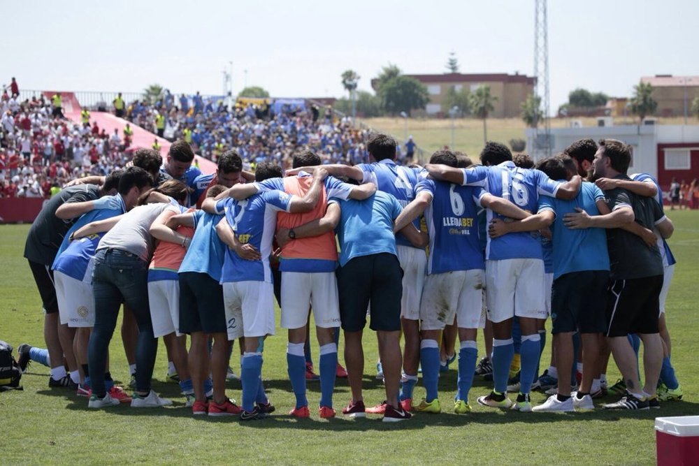Los jugadores del Lleida Esportiu se agrupan en un partido. LleidaEsportiu