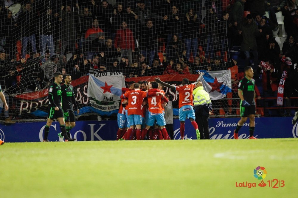 Los jugadores del Lugo celebran el triunfo ante la desolación del Granada. LaLiga