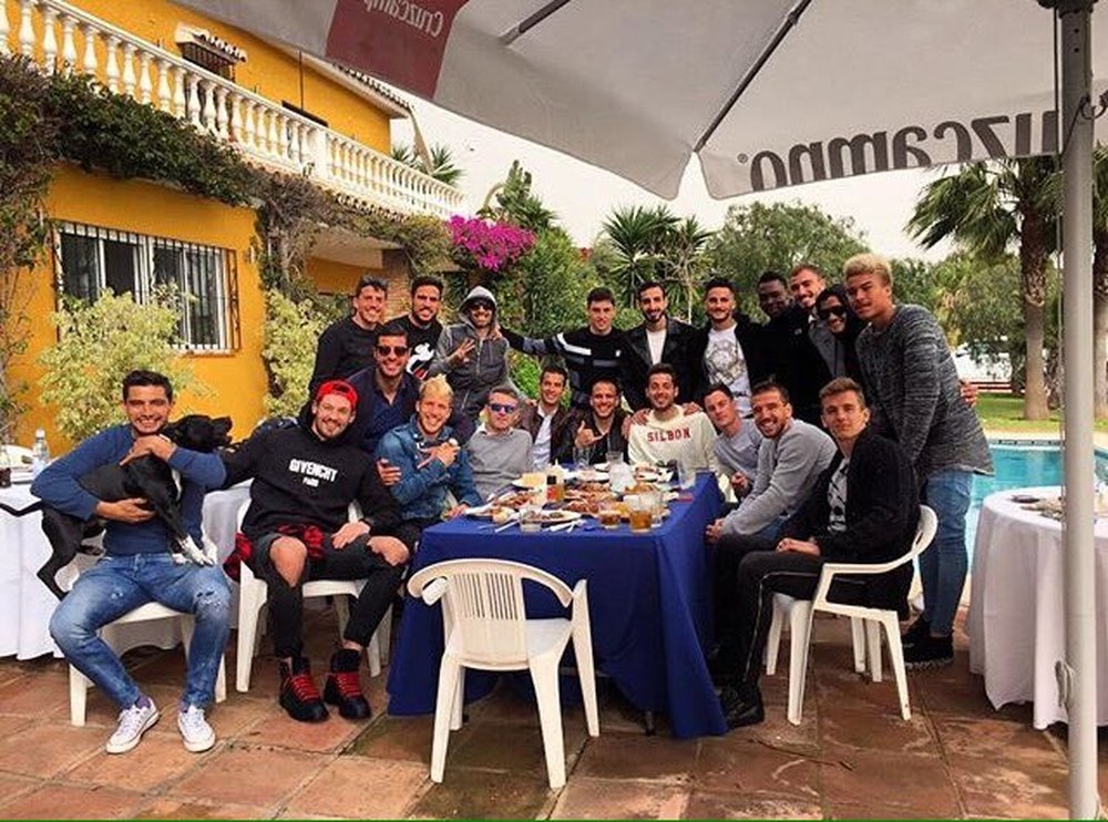 Los jugadores del Málaga, en una comida de grupo. Twitter