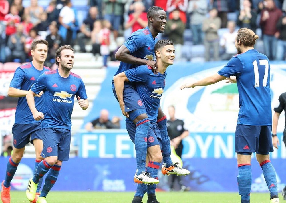 Los jugadores del Manchester United celebran uno de los goles logrados en el amistoso ante el Wigan, en el que han logrado la victoria por 0-2. ManUTD