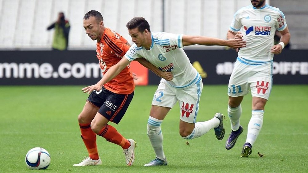 Los jugadores del Marsella y Lorient pelean por un balón dividido. Twitter
