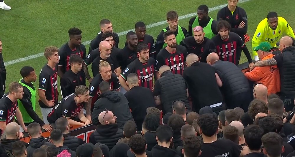 Los ultras del Milan le soltaron la reprimenda al equipo tras perder. Captura/BTSport