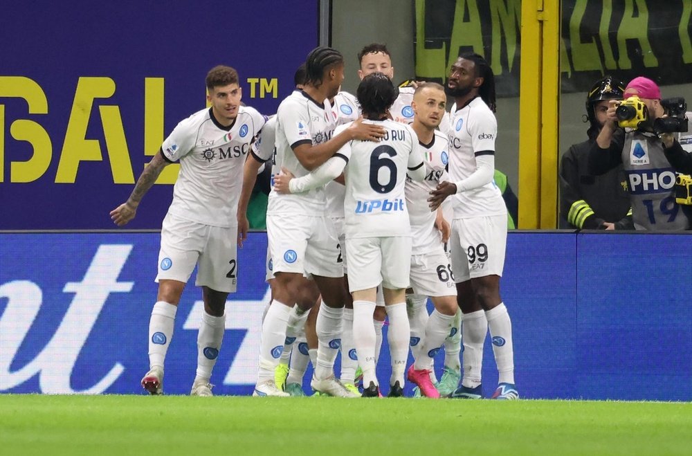 El Nápoles rascó un empate en Milán. EFE