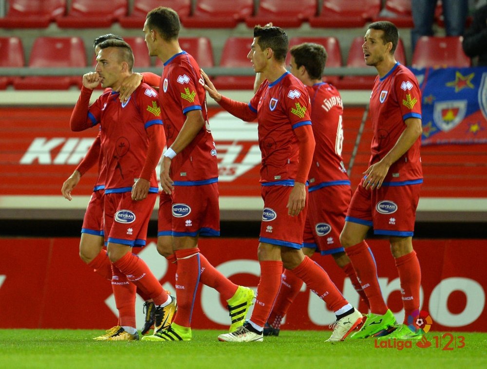 Los jugadores del Numancia celebran uno de los tantos ante el Sporting de Gijón. LaLiga