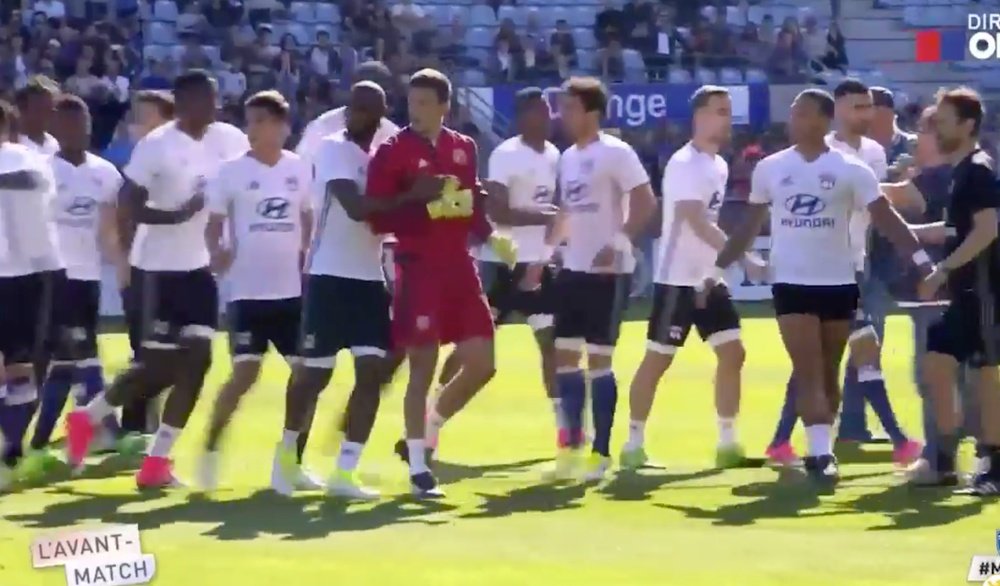 Bastia fans attack Lyon players on pitch. Twitter/OL
