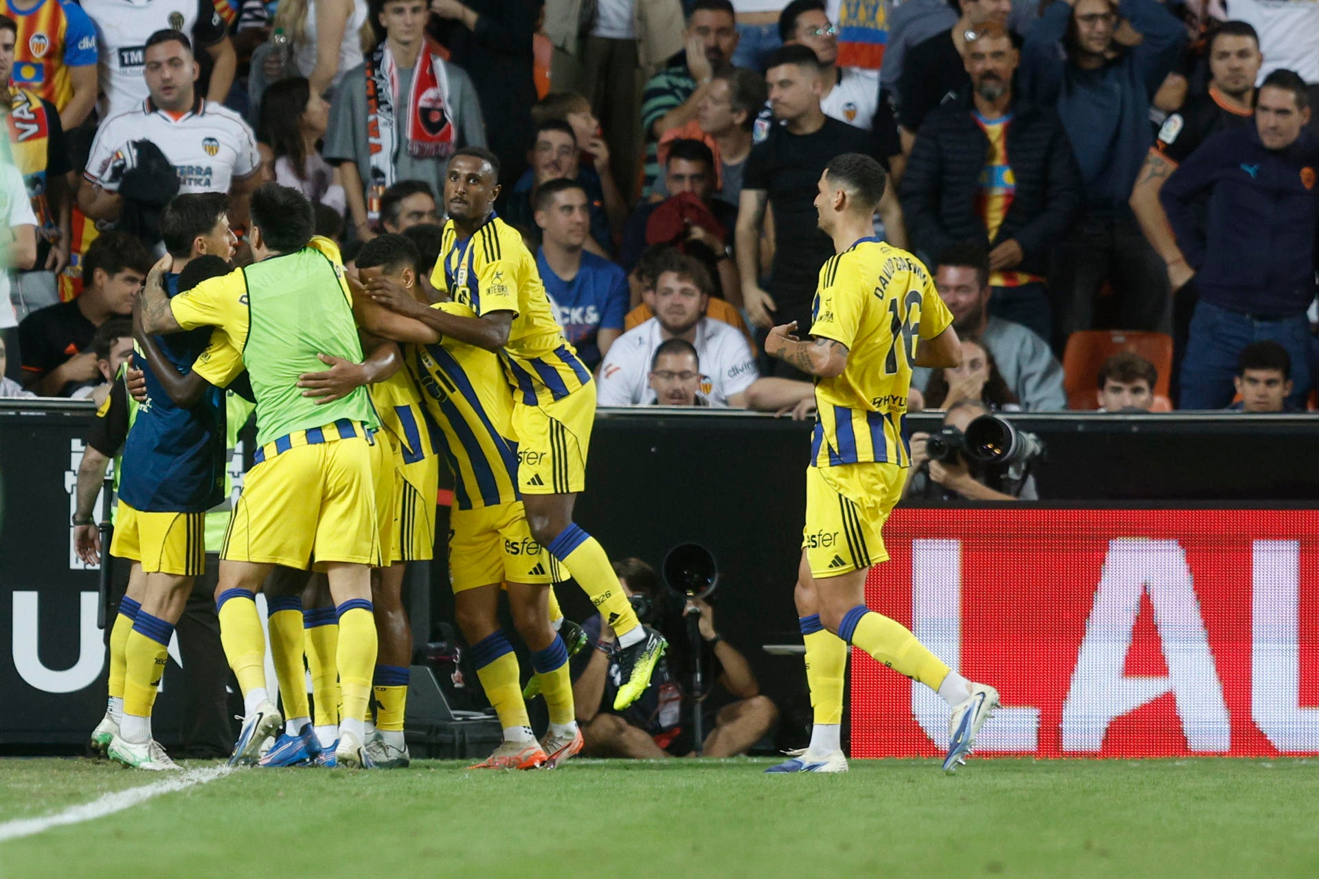 El Oviedo congela Mestalla en un minuto mágico