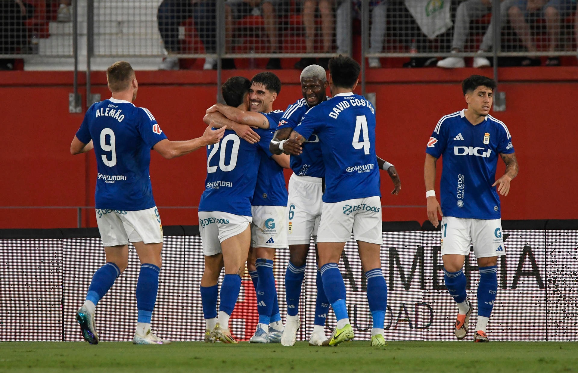 El Oviedo venció por 1-2 al Almería. EFE