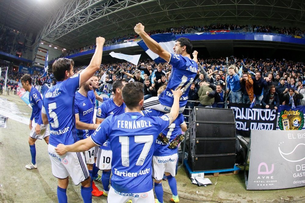Los jugadores del Oviedo celebran uno de los goles ante el Levante. RealOviedo